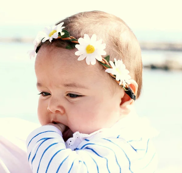 Portrét Krásné Děvčátko Květinami Hlavě — Stock fotografie