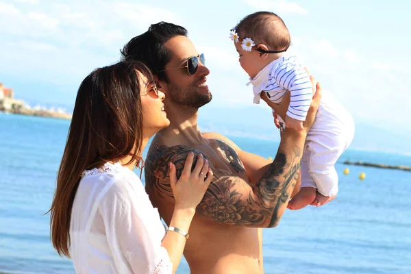 Família Feliz Com Bebê Menina Divertindo Pôr Sol Mar — Fotografia de Stock