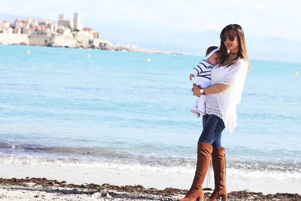 Mooie Jonge Moeder Wandelen Langs Het Strand Met Haar Babymeisje — Stockfoto