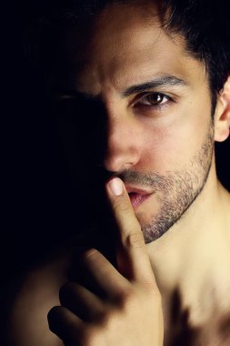 Yakışıklı adam el sessizlik .dramatic portre siyah arka plan üzerine. Kitap kapağı tasarımı