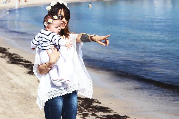 Beautiful Mother Her Young Baby Girl Beach — Stock Photo, Image
