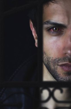 Yakışıklı vampir adam portre siyah. Kitap kapağı tasarımı