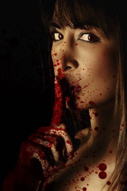 Seksi vampir kadın kanlı yüzünü siyah arka plan üzerine 