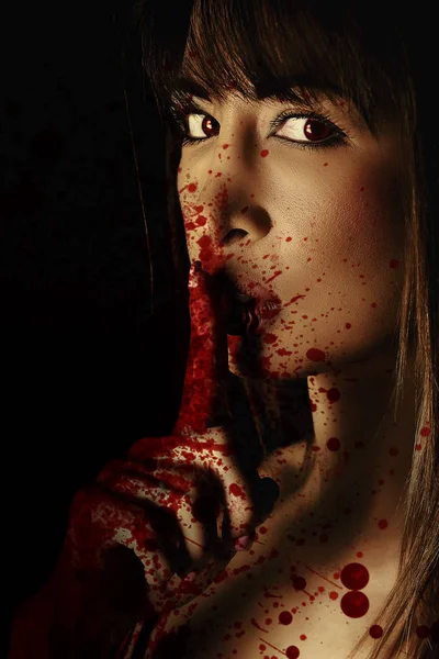 Sexy Vampiro Mulher Com Sangue Seu Rosto Fundo Preto — Fotografia de Stock