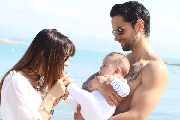 Heureux Famille Père Mère Bébé Sur Plage — Photo