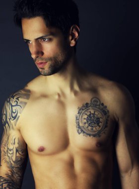 Dövmeli adam gömleksiz poz kusursuz bir beden ile