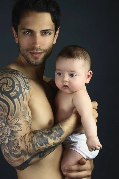 Guapo Joven Padre Sosteniendo Bebé Niña Gris Fondo — Foto de Stock