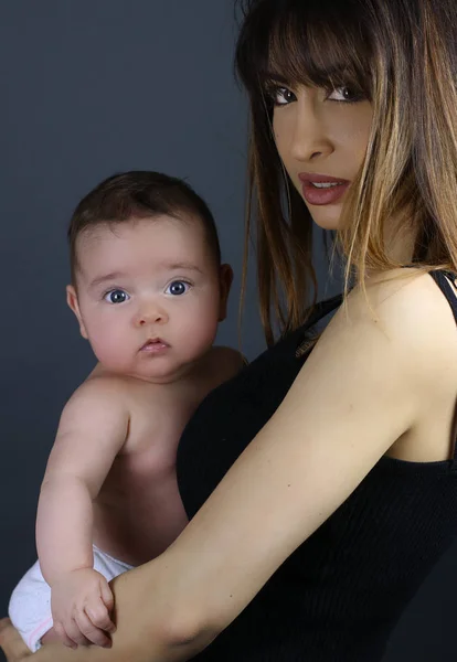 Jovem Mãe Está Segurando Seu Bebê — Fotografia de Stock