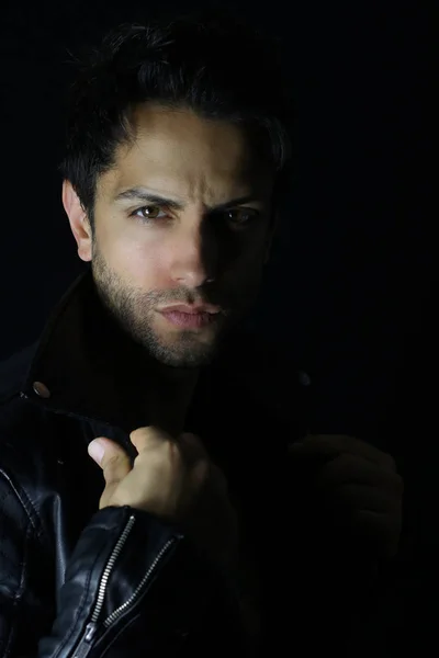黒い背景に革のジャケットで劇的な男性ファッションモデル — ストック写真