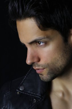 hansdome adamın siyah arka plan üzerine yan yüzü 