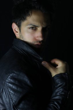 siyah deri ceketli olan genç bir adam portresi