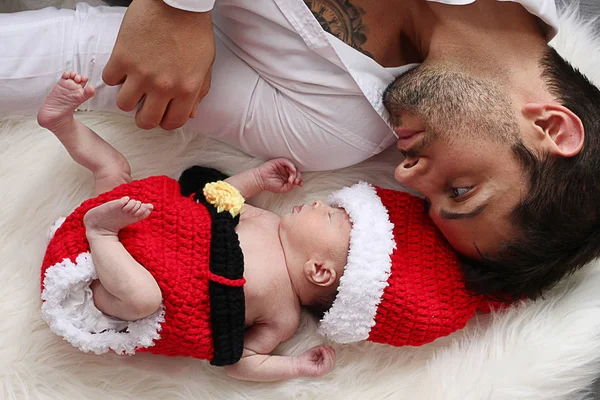 Festliches Bild Des Neugeborenen Babys Und Seines Vaters Junges Baby — Stockfoto