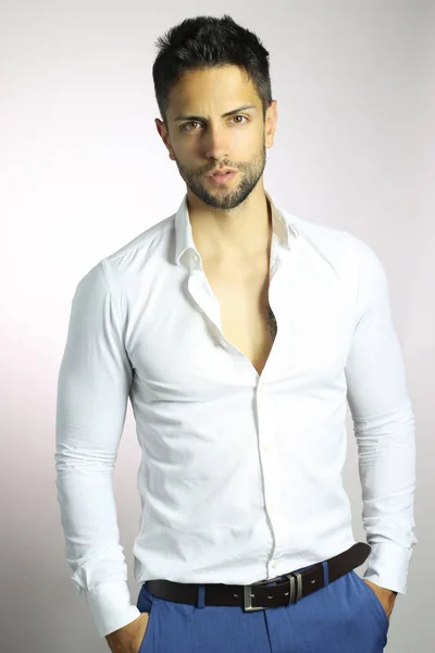 Beau Jeune Homme Confiant Debout Dans Une Chemise Blanche — Photo