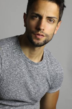 Yakışıklı bir erkek model studio poz portresi 