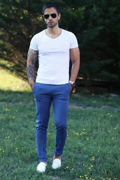 Μοντέρνα Άνθρωπος Λευκό Shirt Και Παντελόνι Μπλε Κοστούμι Καλοκαίρι Ρούχα — Φωτογραφία Αρχείου