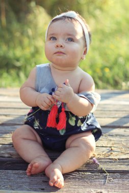 Tahtaya yaz aylarında dinlenme şirin bebek kız portresi