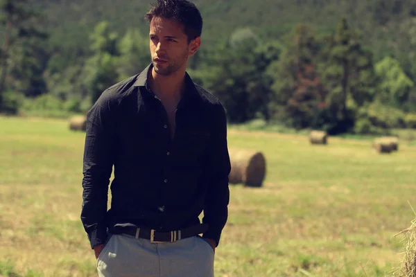 Retrato Hombre Elegante Traje Aire Libre Hombre Guapo Posando Sobre — Foto de Stock