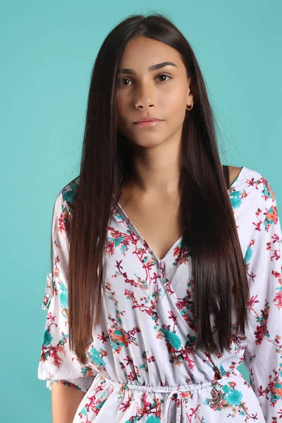 Mavi Arka Plan Üzerinde Uzun Siyah Saçlı Güzel Genç Kadın — Stok fotoğraf