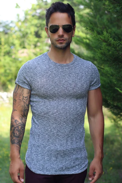 Knappe Tattoo Man Buiten Poseren Mannelijke Mannequin — Stockfoto