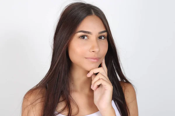 Krásná Tvář Mladé Dospělé Ženy Čisté Kůže Bílým Pozadím Izolované — Stock fotografie