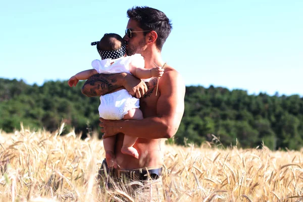 Pohledný Muž Drží Dítě Pšeničné Pole Koncepce — Stock fotografie