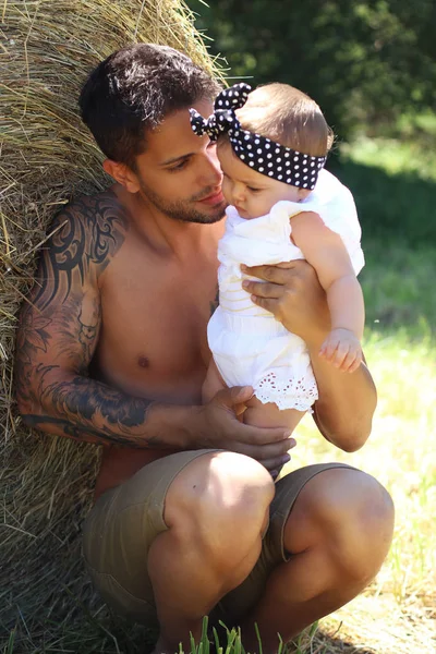 Beau Papa Avec Petite Fille Dans Une Prairie — Photo