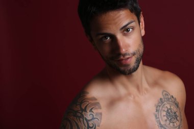 iyi görünümlü bir adam kırmızı zemin üzerine poz 