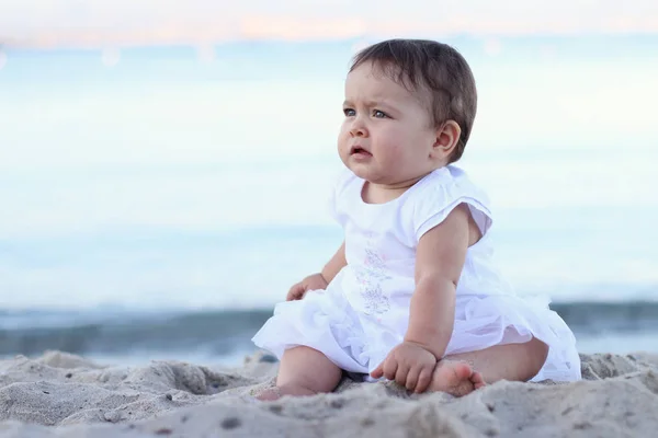 Malá Holčička Seděla Písku — Stock fotografie