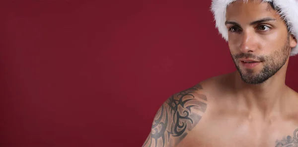 Sexy Muž Santa Hat Červeném Pozadí — Stock fotografie