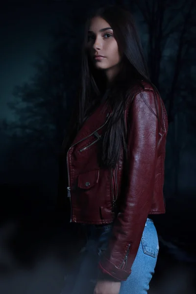 Güzel Genç Vampir Kadın Üzerinde Karanlık Bir Vampir Kitap Kapağı — Stok fotoğraf