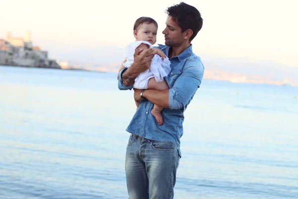 Красивий Молодий Батько Тримає Свою Дитину Дівчинку Пляжі — стокове фото