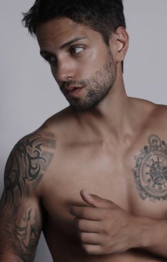 Güzel gözlü yakışıklı üstsüz erkek model seksi closeup portresi. Seksi erkek veya kas maço