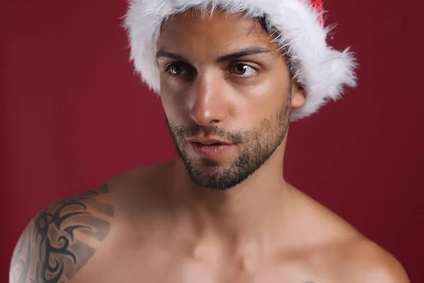 Sexy Santa Claus Vánoční Koncepce Červeném Pozadí — Stock fotografie