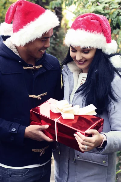 Joyeux Couple Avec Gros Cadeau Rouge Concept Noël — Photo