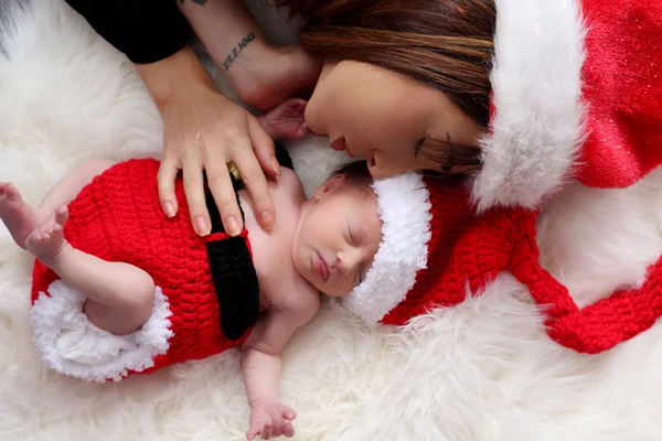 Glückliche Familienmutter Und Baby Roten Weihnachtsmützen — Stockfoto