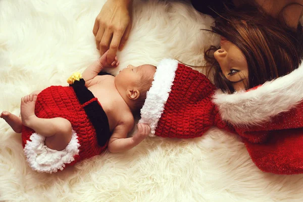 Ευτυχισμένη Οικογένεια Μητέρα Και Μωρό Κόκκινα Καπέλα Χριστουγέννων — Φωτογραφία Αρχείου