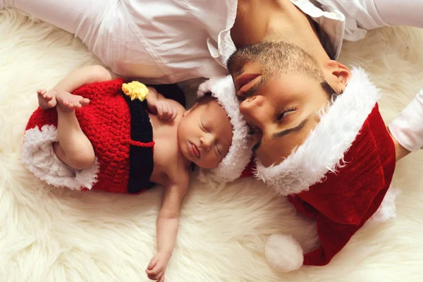 Όμορφος Πατέρας Δίπλα Του Νεογέννητου Santa Καπέλο Έννοια Των Χριστουγέννων — Φωτογραφία Αρχείου