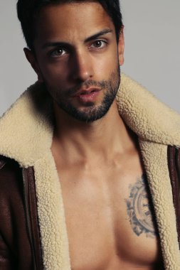 yakışıklı genç ve zinde bir adam açık ceket ile poz