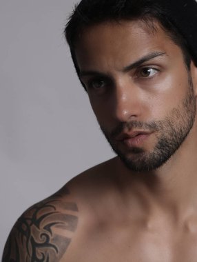 Yakışıklı bir kahverengi adamı portresi 