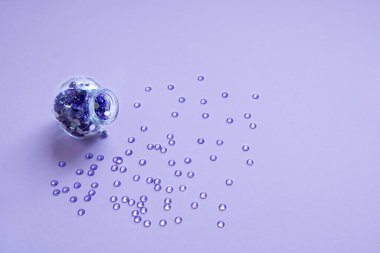 Spangles şişeden dağılmış.