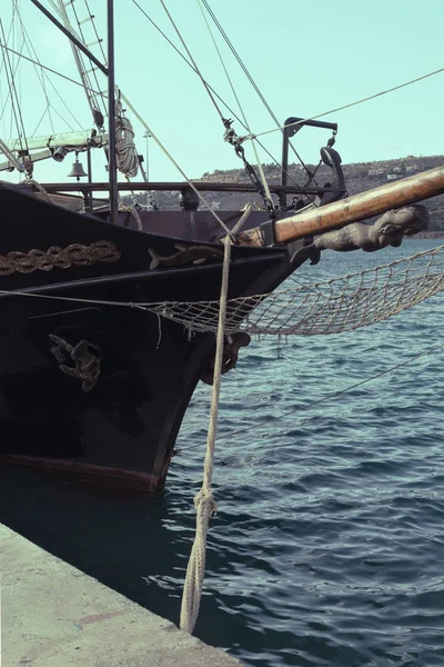 Una Parte Del Tronco Del Barco Con Una Sirena Alrededor —  Fotos de Stock