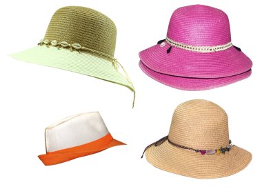 Beyaz arka plan üzerinde izole dört yaz hasır şapkalar kümesi