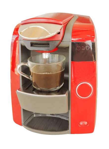 Cafetera roja automática con taza de café y jarra de leche en un — Foto de Stock
