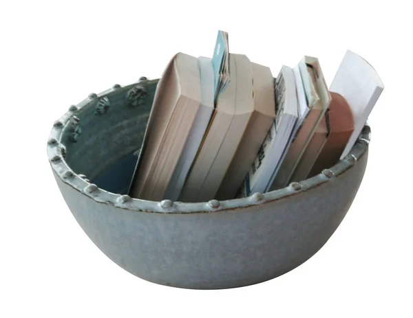 Dekorativní keramická váza s knihami izolovanými na bílém — Stock fotografie