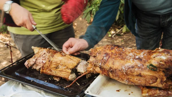 Arrosto di agnello su uno spiedo per la Pasqua greca Fotografia Stock