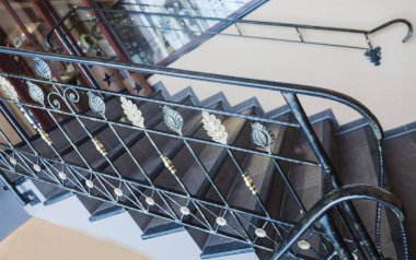 altın ve bronz sh şeklinde sahte elemanları ile merdiven