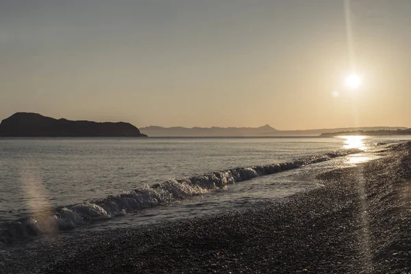 Vagues de mer et coucher de soleil sur la côte de Crète — Photo