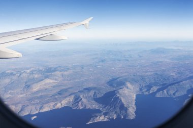 bir uçak penceresinden dağların görünümü