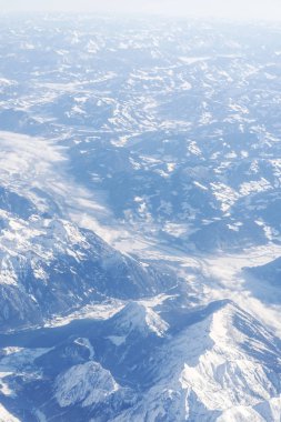 dağların karlı zirveleri üst görünümü