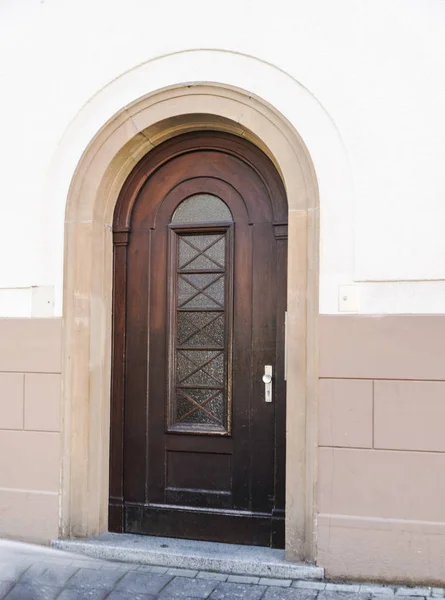 Коричневые арочные входные двери — стоковое фото